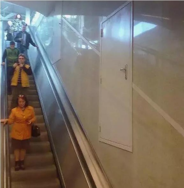 Для чего нужны странные двери на станциях метро?