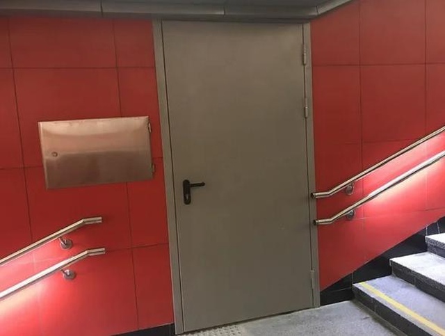 Для чего нужны странные двери на станциях метро?