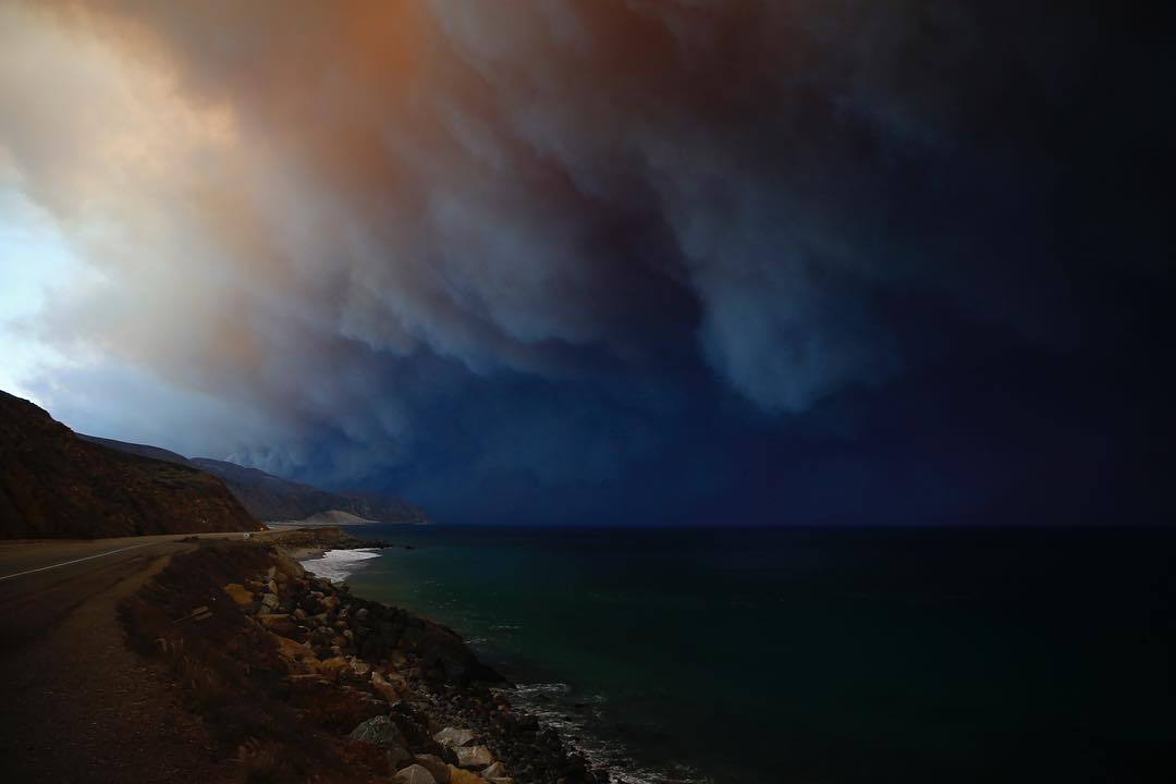 Самый сильный пожар за всю историю Калифорнии в фотографиях из соцсетей