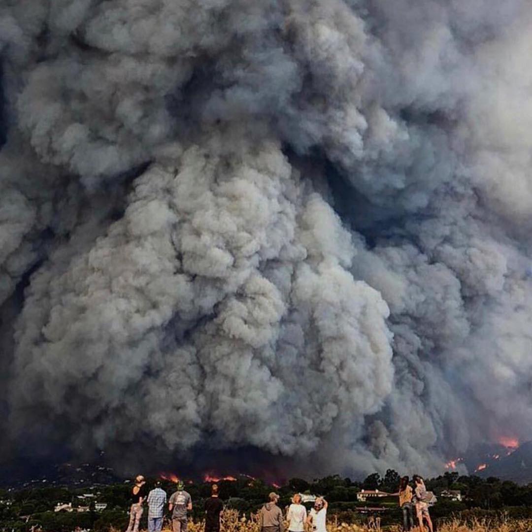 Самый сильный пожар за всю историю Калифорнии в фотографиях из соцсетей