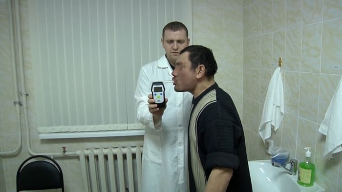 Первый посетитель челябинского вытрезвителя сломал алкотестер