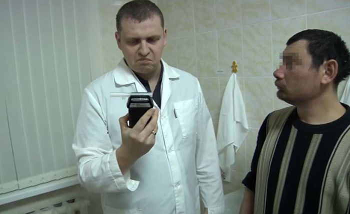 Первый посетитель челябинского вытрезвителя сломал алкотестер