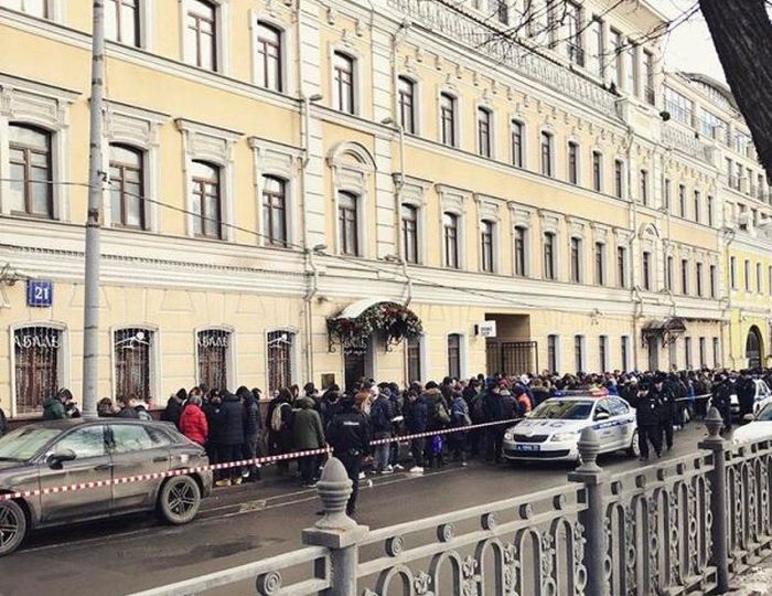 Очередь за кроссовками от Канье Уэста с ценником в 30 тысяч рублей