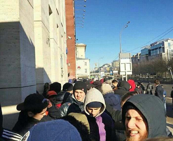 Очередь за кроссовками от Канье Уэста с ценником в 30 тысяч рублей