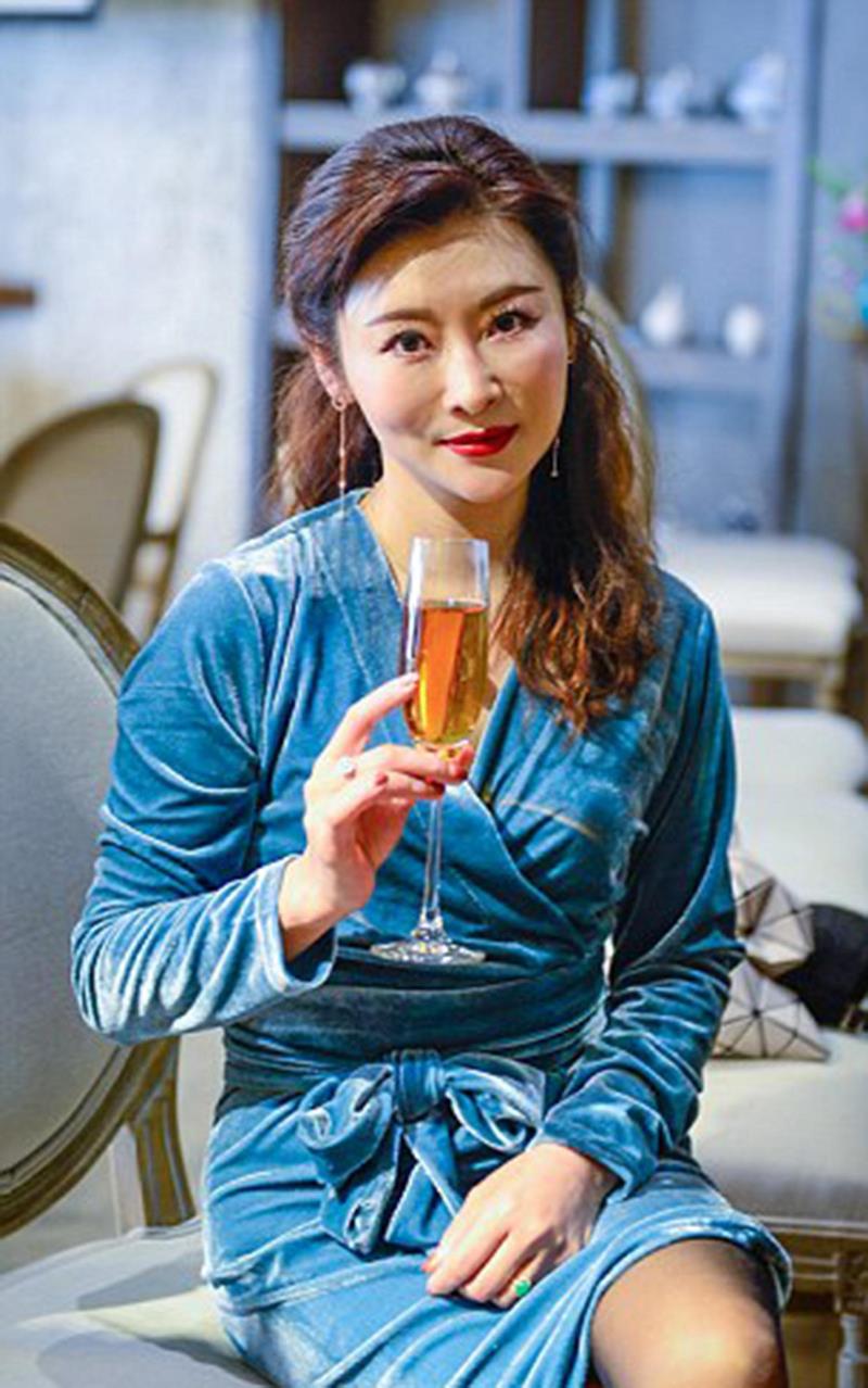 Одна из них 25-летняя дочь, другая — 50-летняя мать. Но кто из них кто?