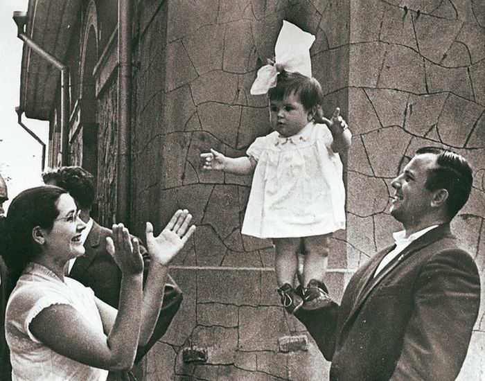 Юрий Гагарин в кругу семьи и друзей