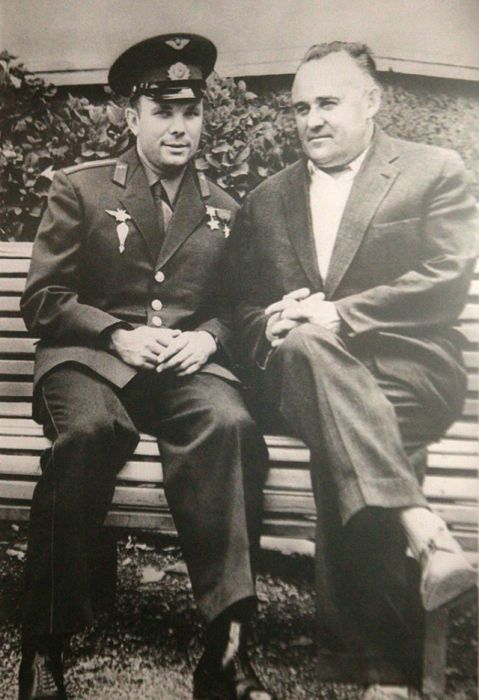 Юрий Гагарин в кругу семьи и друзей