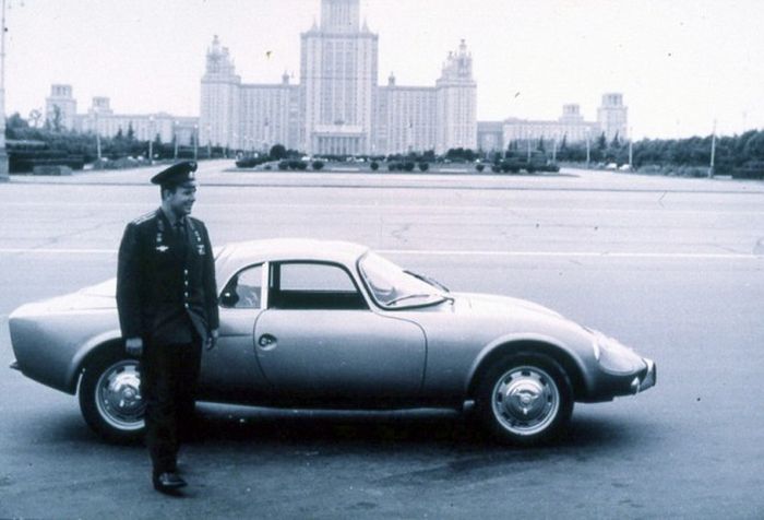 Юрий Гагарин в кругу семьи и друзей