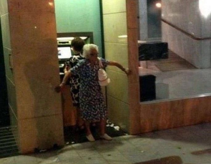 Смешные и нелепые фотографии банкоматов, веселящие своей абсурдностью до слёз