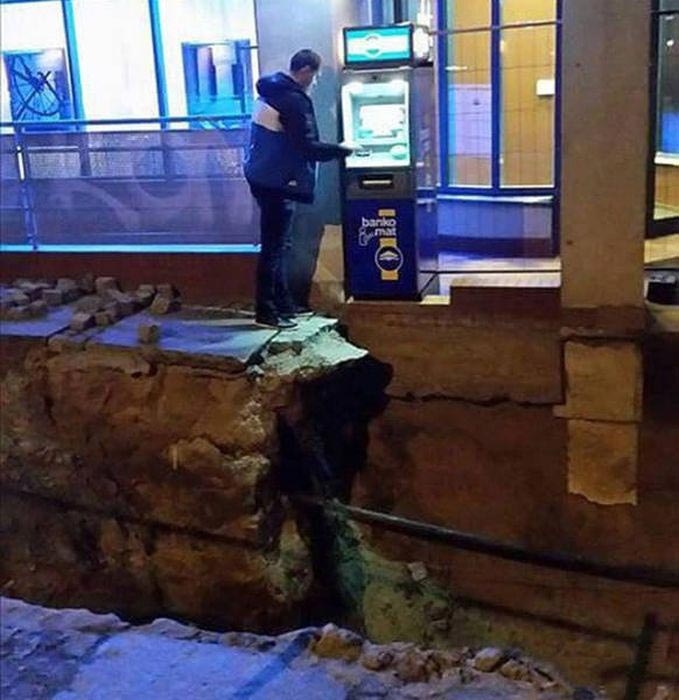 Смешные и нелепые фотографии банкоматов, веселящие своей абсурдностью до слёз