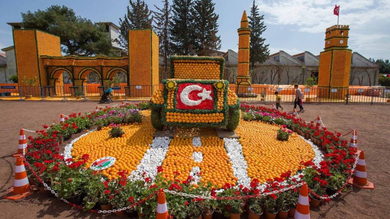 Турецкий карнавал с огромными скульптурами из апельсинов, лимонов и грейпфрутов
