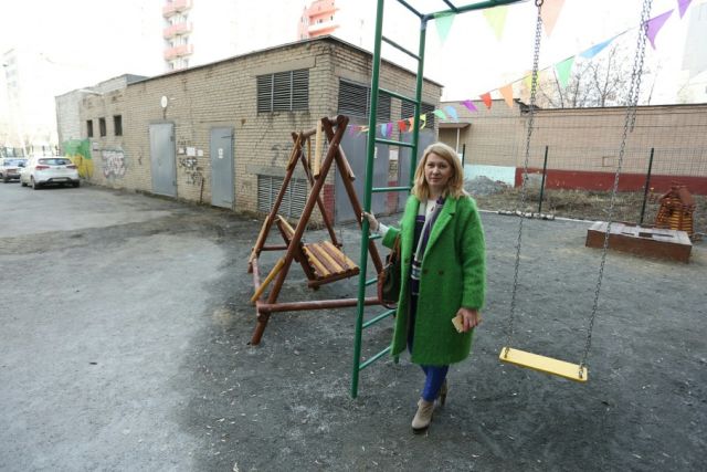 Жительнице Челябинска, построившей за своей счет детскую площадку, грозят штрафом в 100 000 рублей Жительнице Челябинска, построившей за своей счет детскую площадку, грозят штрафом в 100 000 рублей