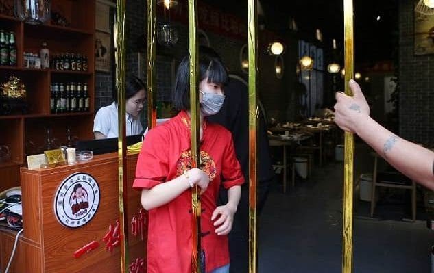В китайском ресторане бесплатно кормят худых посетителей В китайском ресторане бесплатно кормят худых посетителей