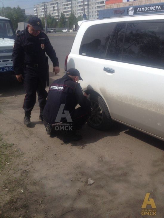 В Омске полицейские догнали женщину, чтобы накачать ей спущенное колесо