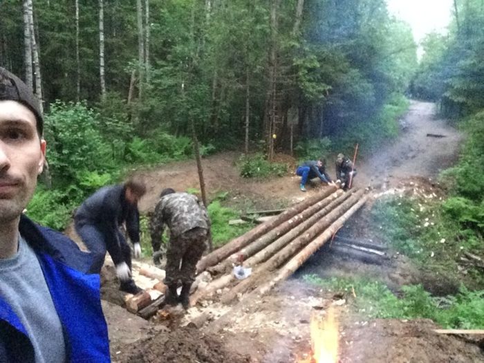 Строительство мостика через лесной ручей Строительство мостика через лесной ручей