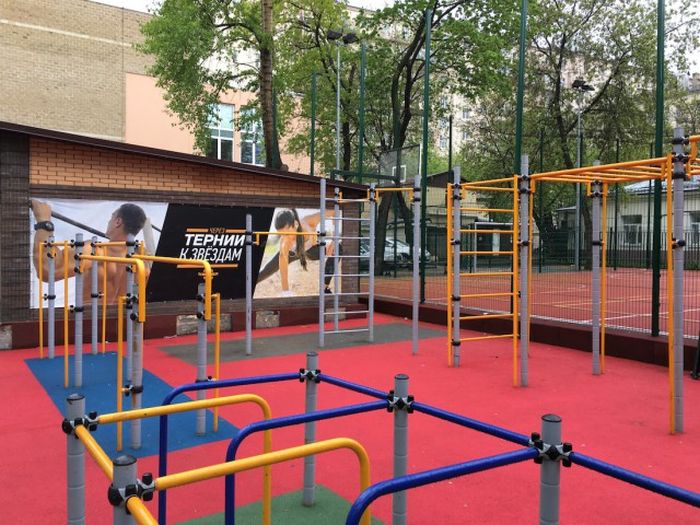 Родители школьников отстаивают площадку, построенную на собственные деньги