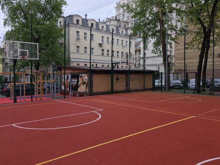 Родители школьников отстаивают площадку, построенную на собственные деньги