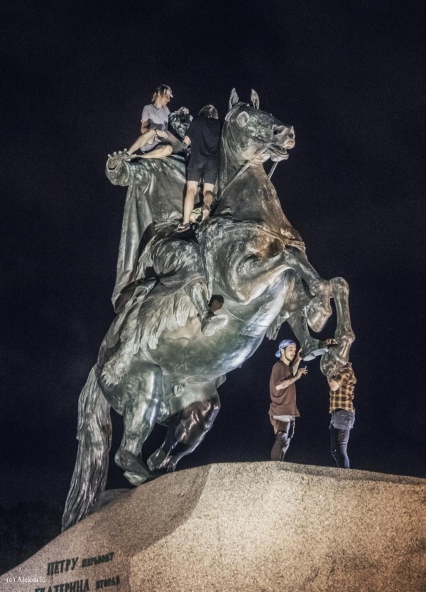 Вандалы хотели разжечь мангал на памятнике Петру I в Санкт-Петербурге