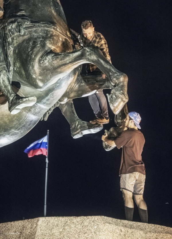 Вандалы хотели разжечь мангал на памятнике Петру I в Санкт-Петербурге