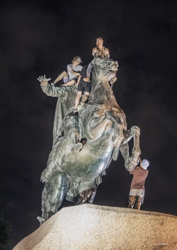 Вандалы хотели разжечь мангал на памятнике Петру I в Санкт-Петербурге
