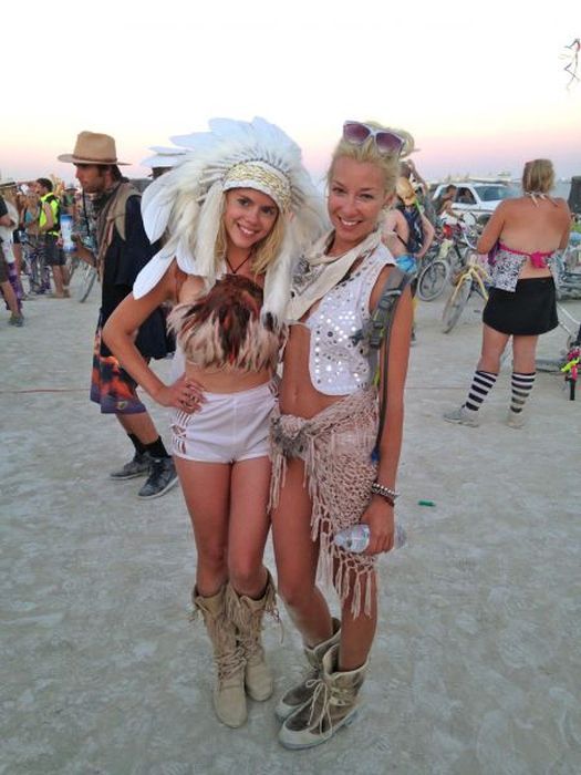 Люди и их костюмы на фестивале Burning Man 201