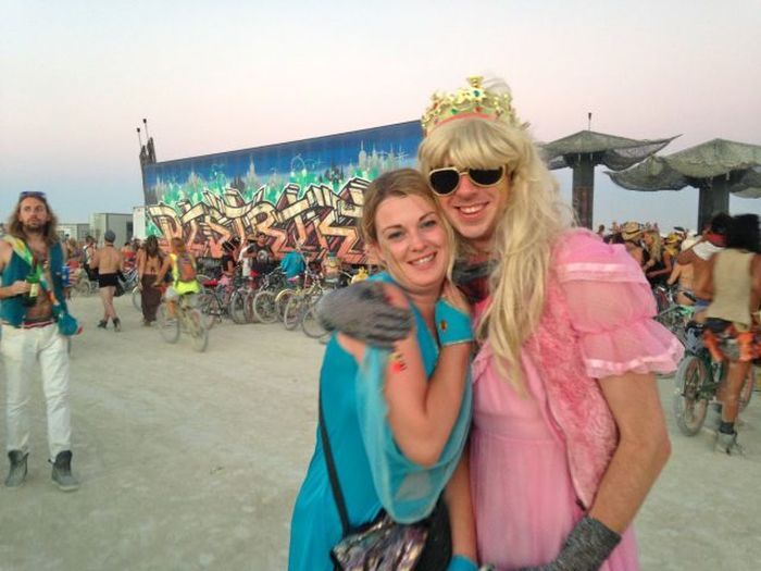 Люди и их костюмы на фестивале Burning Man 201