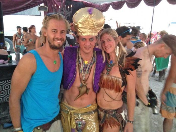 Люди и их костюмы на фестивале Burning Man 201