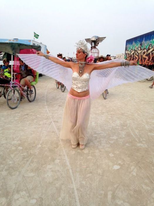 Люди и их костюмы на фестивале Burning Man 201