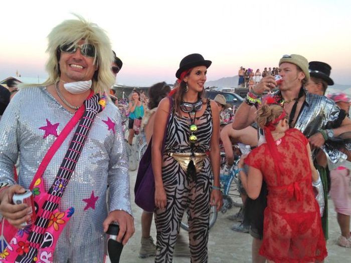 Люди и их костюмы на фестивале Burning Man 201