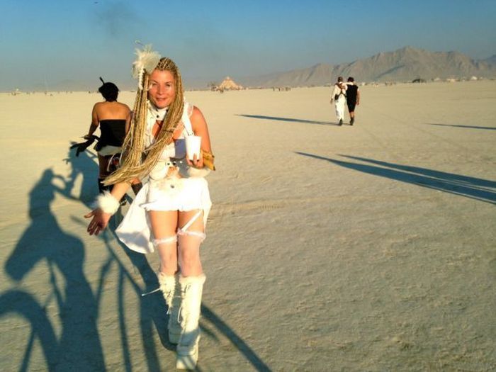 Люди и их костюмы на фестивале Burning Man 201