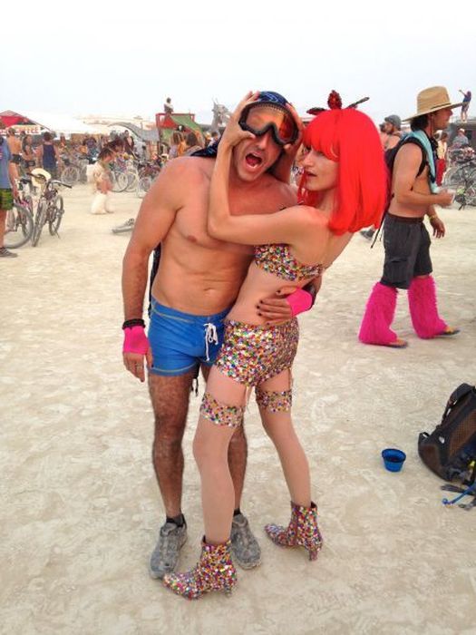 Люди и их костюмы на фестивале Burning Man 201