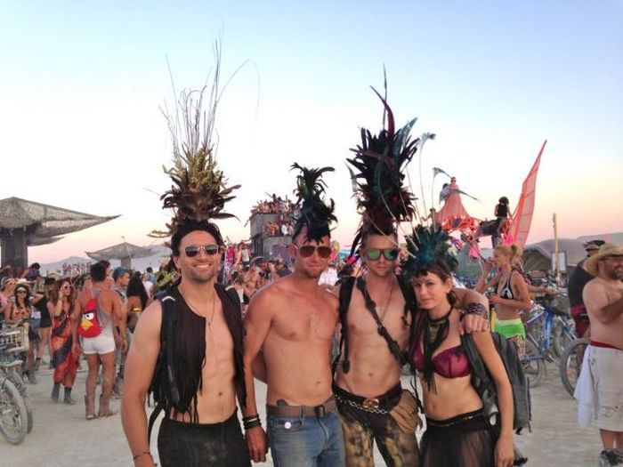 Люди и их костюмы на фестивале Burning Man 201