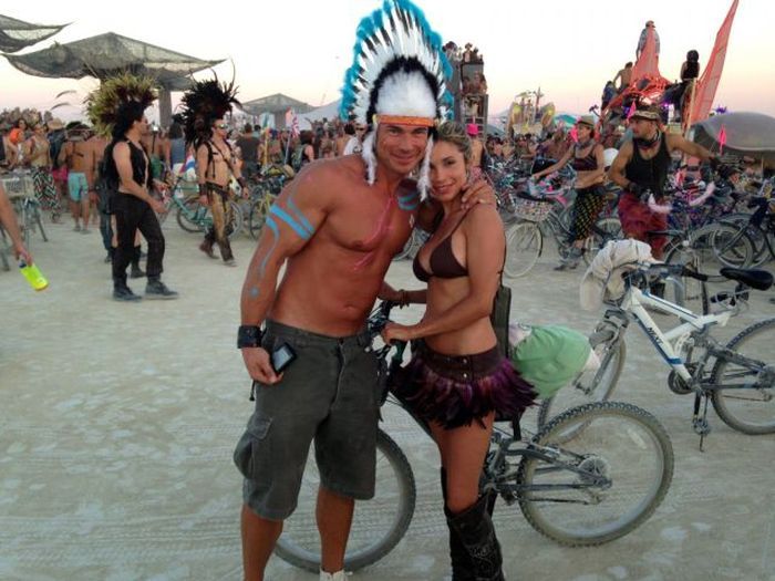 Люди и их костюмы на фестивале Burning Man 201