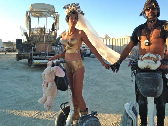 Люди и их костюмы на фестивале Burning Man 201