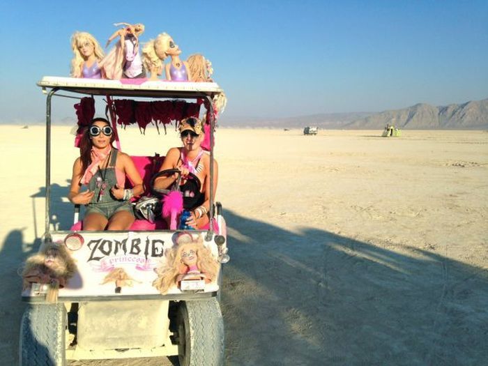 Люди и их костюмы на фестивале Burning Man 201