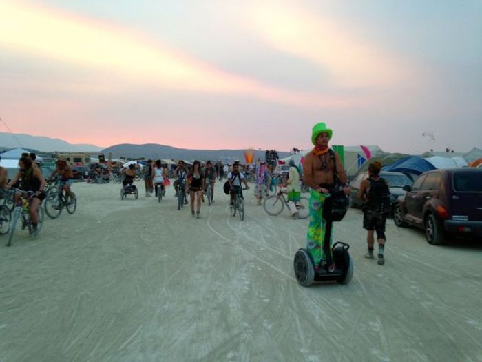 Люди и их костюмы на фестивале Burning Man 201