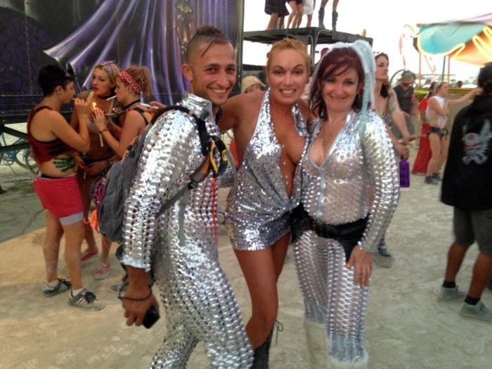Люди и их костюмы на фестивале Burning Man 201