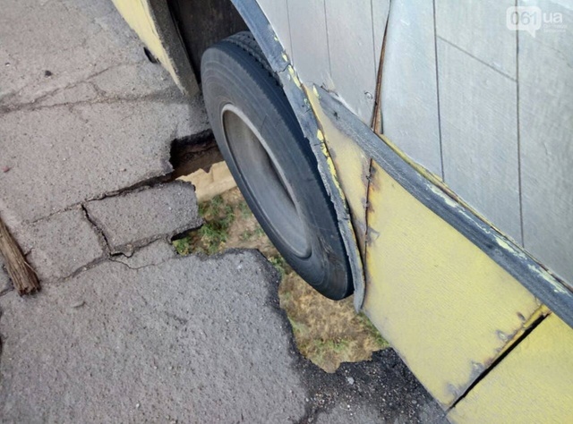 Автобус оставил "смертельную ловушку" для пешеходов на мосту
