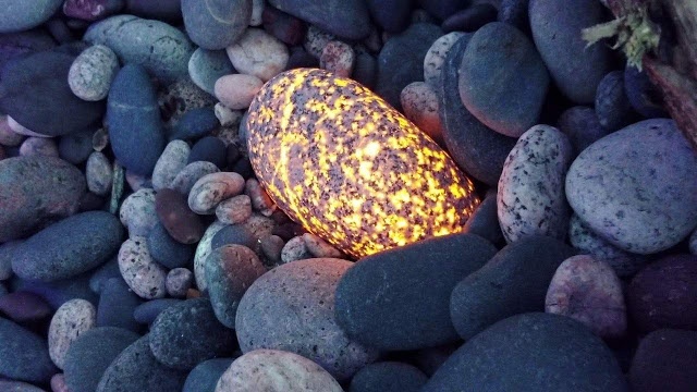 Необычные камни из озера Верхнее, которые светятся в ультрафиолете Необычные камни из озера Верхнее, которые светятся в ультрафиолете