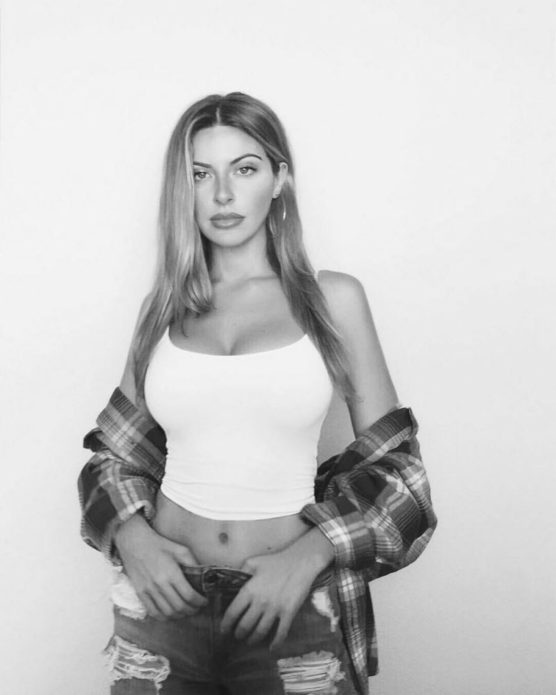 Сексуальные девушки в белых маечках