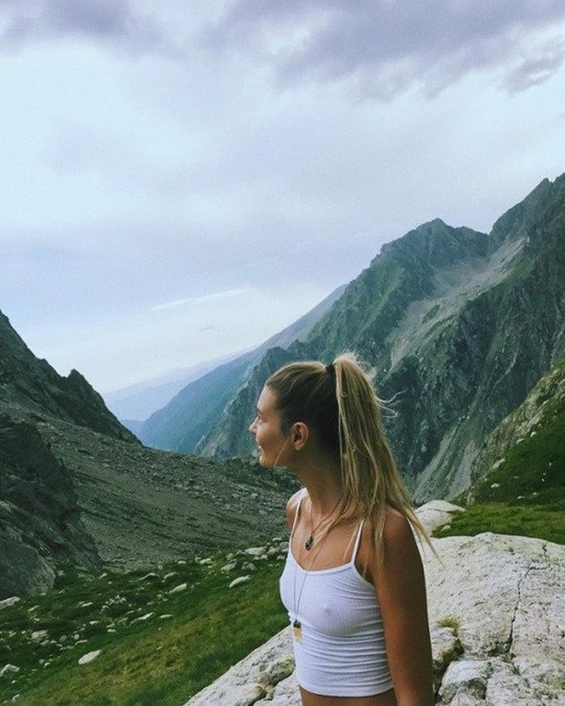 Сексуальные девушки в белых маечках