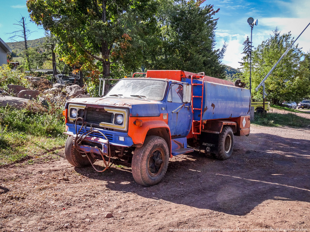 Старые автомобили на улицах Нью-Йорка