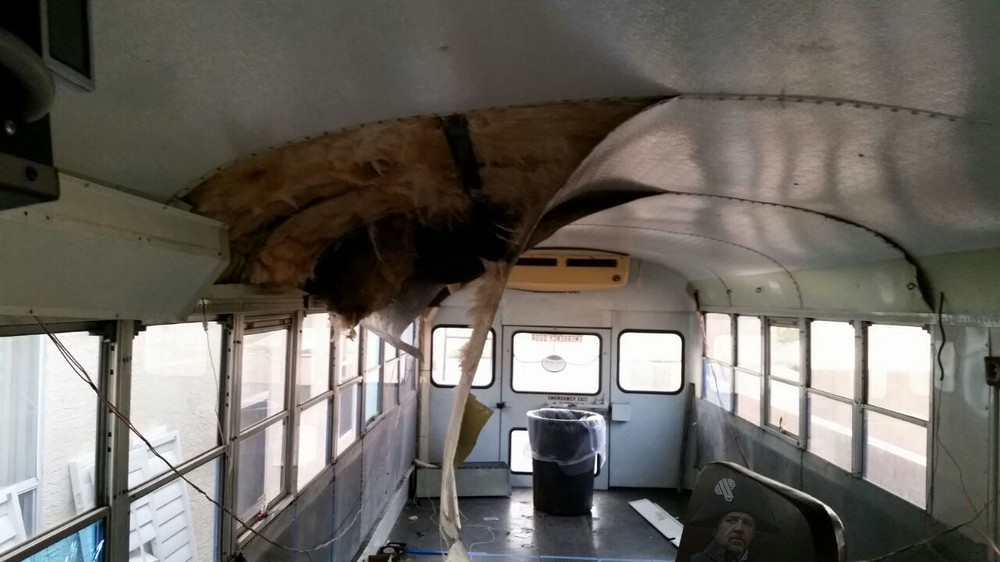 Уютный дом на колесах из старого школьного автобуса