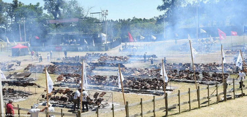 Самая большая барбекю-поляна была накрыта в Уругвае. Разве что подавали не с лопаты