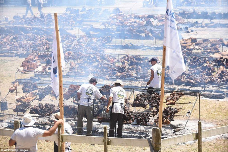 Самая большая барбекю-поляна была накрыта в Уругвае. Разве что подавали не с лопаты