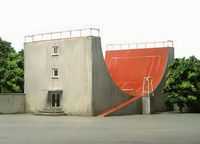 Немецкий фотограф высмеивает современное общество своими миниатюрами