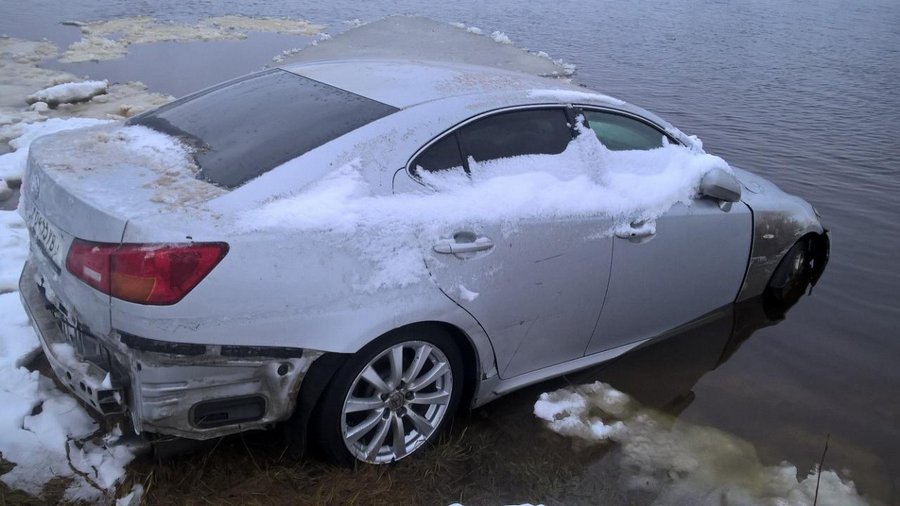 Три дня дрейфовал по Волге полузатопленный Lexus
