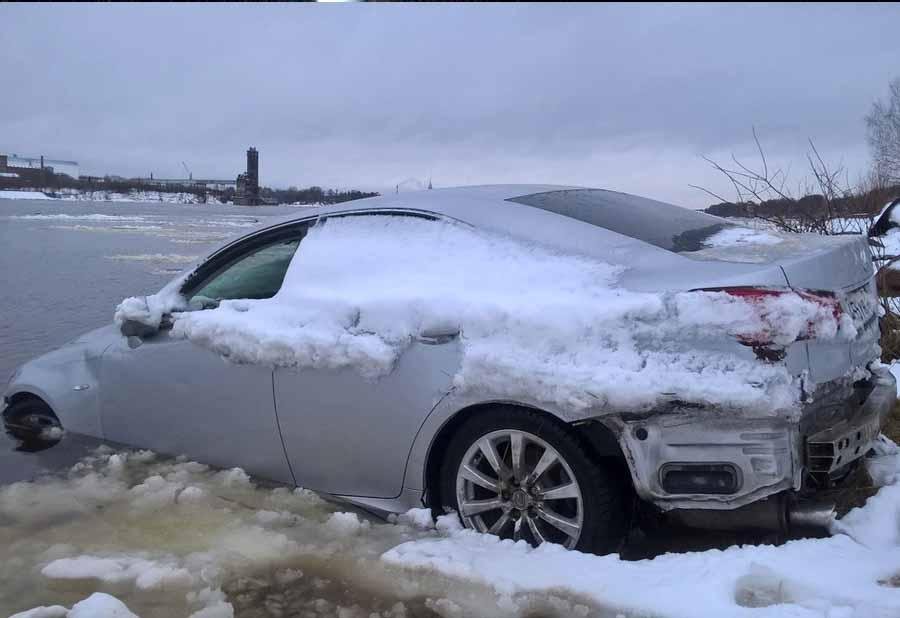 Три дня дрейфовал по Волге полузатопленный Lexus