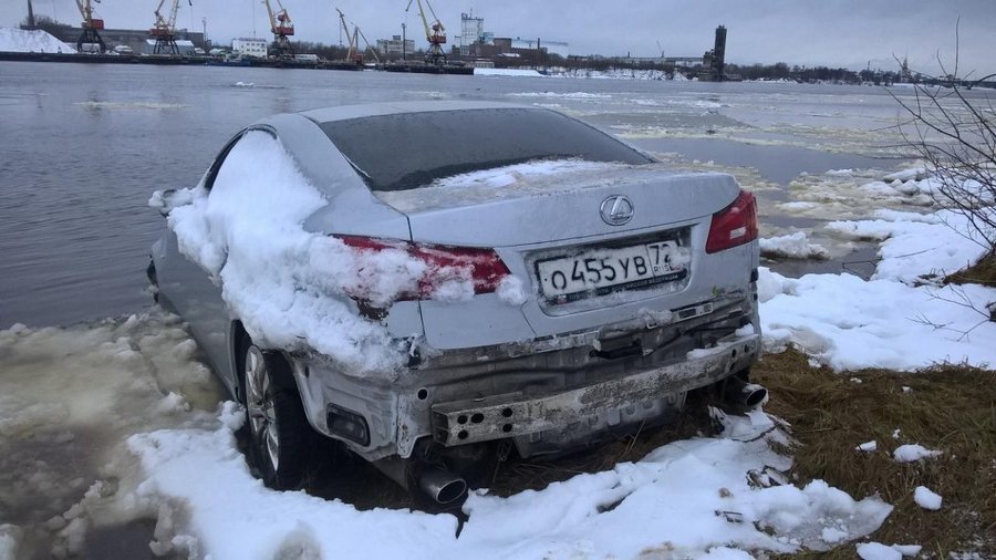 Три дня дрейфовал по Волге полузатопленный Lexus