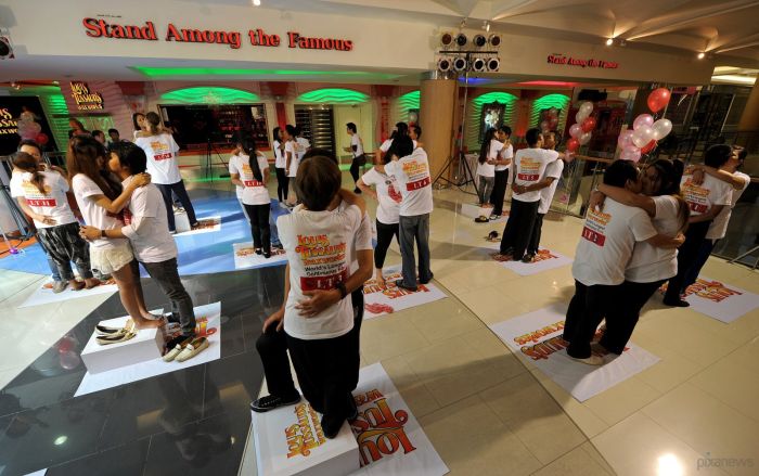 Самый длинный поцелуй в мире (10 фото) Самый длинный поцелуй в мире (10 фото)